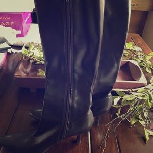 Tall brown boots with side zip